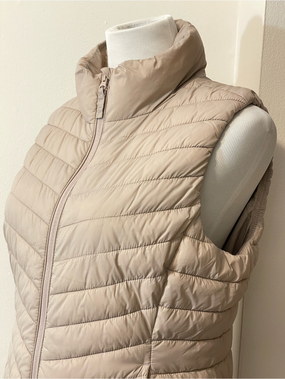 Old Navy Women’s Quilted Puffer Vest Tan Size Medium - Picture 4 of 8